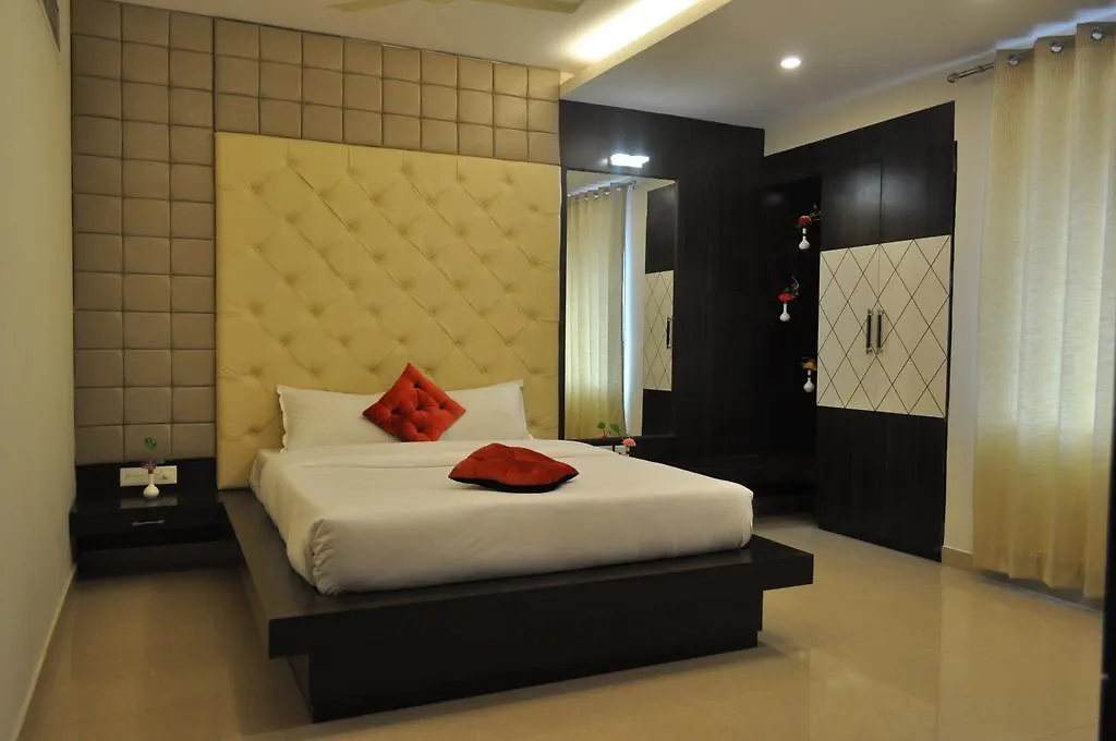 Hotel Plaza Inn Варанаси